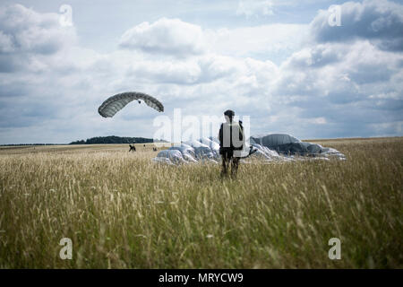 Les parachutistes en chute libre participant à la Semaine Internationale 2017 Saut terre près de Bitburg, en Allemagne, Juillet 11, 2017. La Semaine de Saut International a été créé pour augmenter la capacité des pays partenaires divers parachutistes, favoriser la camaraderie au sein de la communauté internationale. (U.S. Marine Corps photo par le Cpl. Jodson B. Graves) Banque D'Images