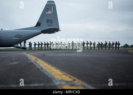 Parachutistes de diverses nations participant à la Semaine internationale 2017, saut d'une U.S. Air Force C-130J affecté à la 37e Escadre de transport aérien à Bitburg, en Allemagne, Juillet 11, 2017. La Semaine de Saut International a été créé pour augmenter la capacité des pays partenaires divers parachutistes, favoriser la camaraderie au sein de la communauté internationale. (U.S. Marine Corps photo par le Cpl. Jodson B. Graves) Banque D'Images