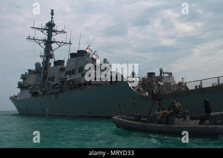 Des opérations spéciales de la Marine américaine train opérateurs près du USS Carney au large de la côte de l'Ukraine, le 13 juillet 2017 au cours de l'exercice Sea Breeze. Brise de Mer est une aux États-Unis et l'Ukraine co-organisé l'exercice maritime multinational qui s'est tenue à la mer Noire et est conçu pour améliorer l'interopérabilité des pays participants et de renforcer la sécurité maritime dans la région. Banque D'Images