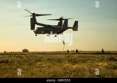 Les forces d'opérations spéciales américaines corde rapide à partir d'un CV-22 Osprey planant à Mykolaïv, Ukraine, le 14 juillet 2017 au cours de l'exercice Sea Breeze 17. Brise de Mer est une aux États-Unis et l'Ukraine co-organisé l'exercice maritime multinational qui s'est tenue à la mer Noire et est conçu pour améliorer l'interopérabilité des pays participants et de renforcer la sécurité maritime dans la région. Banque D'Images