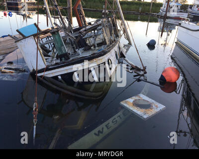 Le bateau de pêche de 43 pieds de Western Skies se trouve en partie submergé après est coula à ses amarres à Pagosa Springs, Oregon, le 16 juillet 2017. Le bateau a coulé avec un inconnu à la quantité de carburant à bord et les équipes d'intervention ont été embauchés pour effectuer un nettoyage complet. Photo de la Garde côtière des États-Unis par le Premier maître de Bradley Bennett Banque D'Images