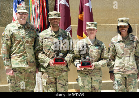 Le Sgt. Jeffrey Lullen de Evans Army Community Hospital, à Fort Carson, au Colorado, et Spec. Ashley Conlon, Reynolds, de l'Hôpital communautaire de l'Armée de Fort Sill, Oklahoma, sont régies régionales de la santé de la médecine de l'Armée de l'Command-Central meilleurs guerriers. Le sergent Lullen sous-officier gagné de l'année, avec Spécialiste Conlon remportant le soldat de l'année. Les deux représenteront la région dans la médecine de l'Armée concours meilleur guerrier en juillet. Le conférencier invité pour la cérémonie de remise des prix le 14 avril était le brigadier. Le général Jeffrey Johnson, commandant général adjoint, les régies régionales de la santé. Command-Central L'hôte de la semaine de compétition, whi Banque D'Images