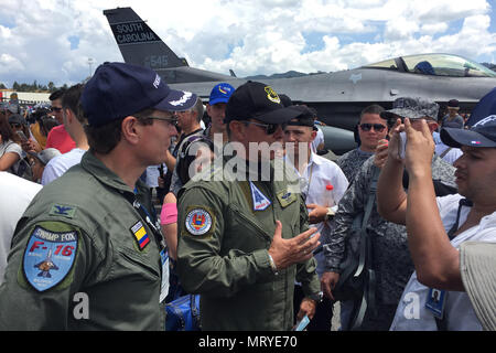 Le général de la Force aérienne colombienne Carlos Bueno (à droite) s'adresse aux membres de la presse colombienne au cours de la Feria de la Force Aeronautica Internaccional - Colombie en 1790 après avoir remercié les aviateurs de la Caroline du Sud Air National Guard's 169e Escadre de chasse pour leur soutien durant le spectacle aérien, le 16 juillet 2017. L'United States Air Force ont participé aux quatre jours du salon et de l'air offrant des expositions statiques de divers avions à inclure le F-16, le KC-10 et KC-135. Pendant le spectacle, l'équipe de combat de l'air l'équipe de démo est Viper effectué quotidiennement et un B-52 de l'US Strategic Command a effectué un survol. E Banque D'Images
