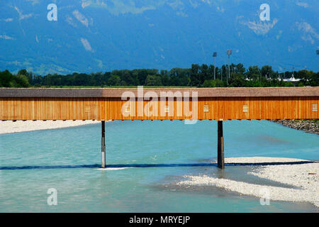 L'Alte Rheinbrücke, un ancien pont couvert en bois sur le Rhin à la frontière entre Vaduz au Liechtenstein et Sevelen en Suisse, en Europe Banque D'Images