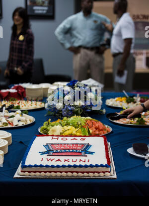 Un gâteau est assis sur l'affichage à l'unique programme Marine Marine du grand salon ouverture à Iwakuni Marine Corps Air Station, Japon, Juillet 14, 2017. À l'origine situé au deuxième étage sur Crossroads Mall, le salon maritime a été déplacé afin de le rendre plus accessibles aux membres de service unique et non accompagnés sur la station d'air. Au cours de l'événement, les gens ont participé à un tournoi de jeu vidéo tournoi de sumo, karaoké, concours, regardé un film marathon et a pris part à d'autres prestations la lounge offerts. (U.S. Marine Corps photo par Lance Cpl. Gabriela Garcia-Herrera) Banque D'Images