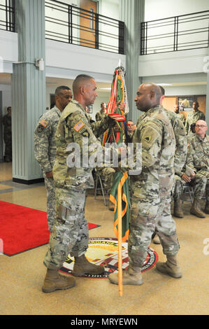 Le major Ronald A. Lane Jr. (à gauche), nouveau commandant, 372e Bataillon de la Police militaire, accepte les couleurs du Colonel Robert F. Weir (à droite), Commandant, 74e commandement de troupes, au cours de l'adoption des couleurs partie de la cérémonie de passation de commandement à la D.C. Armory, Washington, D.C., le 15 juillet 2017. Le passage des couleurs est une tradition militaire que représente le transfert officiel de l'autorité d'un commandant à l'autre. Banque D'Images