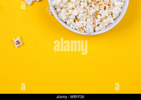 Bol de Popcorn délicieux sur un fond jaune Banque D'Images