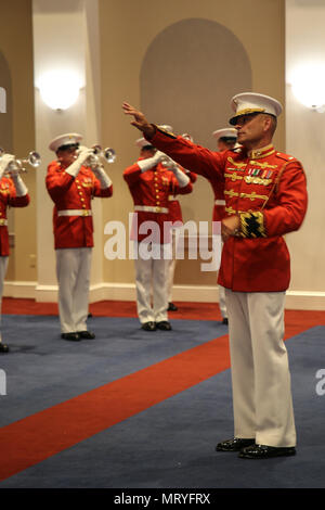Major Christopher Hall, commandant, le commandant lui-même" U.S. Marine Drum & Bugle Corps, procède à la D&B au cours d'une cérémonie à la caserne Marine Washington D.C., 14 juillet 2017. L'invité d'honneur pour la parade était Commandant de la Garde côtière, le SMA. Paul F. Zukunft, et l'accueil a été commandant du Corps des Marines, le général Robert B. Neller. (Marine Corps photo par Lance Cpl. Damon Mclean/libérés) Banque D'Images