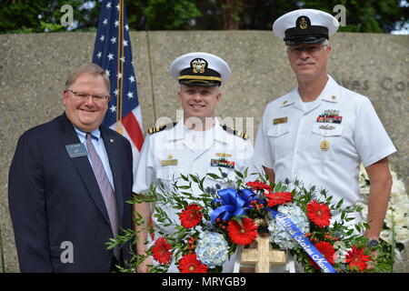 GRAND RAPIDS, Michigan (Juillet 14, 2017) - Le Lieutenant Cmdr. P.J. Rémillard, commandant et le Premier maître de David L. Johnston, premier enrôlé Chef de Centre de soutien opérationnel de la marine, et T.R. Shaw, président de bataille Creek-Kalamazoo Ligue navale des États-Unis assister à la cérémonie de dépôt de l'élection présidentielle. Cette journée serait le 104e anniversaire du président Gerald R. Ford. Nomination à titre de président du congrès avant, Ford a servi dans la marine américaine de 1942 à 1946. (U.S. Photo par marine Spécialiste de la communication de masse 1re classe Jenny L. Lasko) Banque D'Images