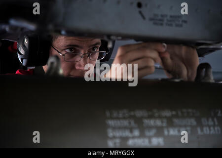 Le s.. Christopher Carlson, 75e Unité de maintenance d'aéronefs, chef de l'équipe de chargement d'armes charge une GBU-12 Joint Direct Attack Munition d'armes au cours de la compétition, l'équipage charge le 14 juillet 2017, à Moody Air Force Base, Ga. chaque trimestre les membres du 74e et 75e uma participe à la compétition trimestrielle qui teste la connaissance, à la tenue et à l'apparence, et la vitesse de chargement d'une GBU-12 Joint Direct Attack Munition et AIM-9 Sidewinder. (U.S. Photo de l'Armée de l'air par le sergent. Eric Summers Jr.) Banque D'Images