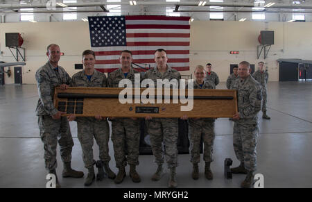 Les membres de la 74e Unité de maintenance d'aéronefs maintenir l'équipe de chargement du trimestre award après avoir battu le 75e UMA, le 14 juillet 2017, à Moody Air Force Base, Ga. chaque trimestre les membres du 74e et 75e uma participe à la compétition trimestrielle qui teste la connaissance, à la tenue et à l'apparence, et la vitesse de chargement d'une GBU-12 Joint Direct Attack Munition et AIM-9 Sidewinder. (U.S. Photo de l'Armée de l'air par le sergent. Eric Summers Jr.) Banque D'Images