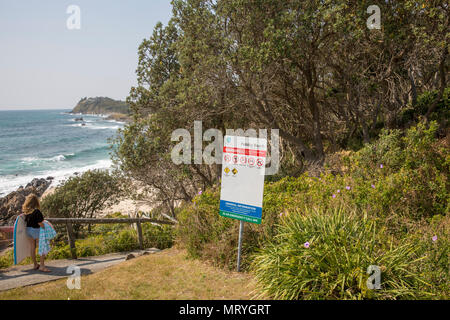 Plage de galets sur le milieu de la côte nord de la Nouvelle-Galles du Sud près de Forster, Australie Banque D'Images