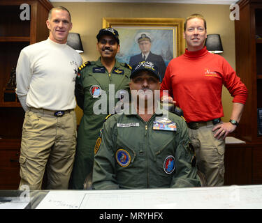 Baie du Bengale (16 juillet 2017) La Marine américaine Adm arrière. Bill Byrne, commandant du groupe aéronaval (CSG) 11, et le Capitaine Kevin Lenox, commandant du porte-avions USS Nimitz (CVN 68), posent pour une photo avec présence de visiteurs de creuser Bhisham Sharma, garde-côtes indiens, et Deepak Sharma, Commandant de la marine indienne, à bord de Nimitz, le 16 juillet 2017, dans la baie du Bengale, dans le cadre de l'exercice Malabar. 2017 Malabar est la dernière d'une série d'exercices entre la marine indienne, l'auto-défense maritime du Japon et de la Marine qui a pris de l'ampleur et de la complexité au fil des ans pour répondre Banque D'Images