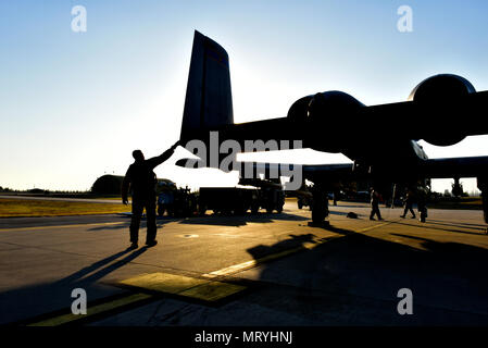 Le lieutenant-colonel Ben Rudolphi, 407e Escadron de soutien opération expéditionnaire, commandant effectue un contrôle des fichiers en amont sur un A-10 Thunderbolt II le 11 juillet 2017, à la base aérienne d'Incirlik, en Turquie. Rudolphi a fourni un double rôle dans l'exploitation inhérents résoudre comme commandant de la 407e EOSS en Asie du Sud-Ouest et d'être directement dans la lutte contre la réalisation d'une ISIS-10 missions de vol avec le 447e groupe expéditionnaire aérienne.Le A-10 prend en charge les forces de terre avec de l'air et de l'étroite rapide de l'emploi contactez le support. Elle utilise une variété de bombe, missiles et un 30mm GAU-8 Sept-canon mitrailleuse Gatling. (U.S. Air Force phot Banque D'Images