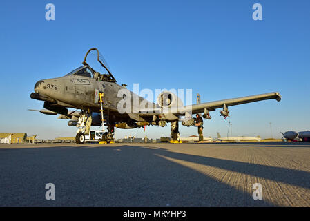 Le lieutenant-colonel Ben Rudolphi, 407e Escadron de soutien opération expéditionnaire, commandant effectue un contrôle des fichiers en amont sur un A-10 Thunderbolt II le 11 juillet 2017, à la base aérienne d'Incirlik, en Turquie. Rudolphi a fourni un double rôle dans l'exploitation inhérents résoudre comme commandant de la 407e EOSS en Asie du Sud-Ouest et d'être directement dans la lutte contre la réalisation d'une ISIS-10 missions de vol avec le 447e groupe expéditionnaire aérienne.Le A-10 prend en charge les forces de terre avec de l'air et de l'étroite rapide de l'emploi contactez le support. Elle utilise une variété de bombe, missiles et un 30mm GAU-8 Sept-canon mitrailleuse Gatling. (U.S. Air Force phot Banque D'Images