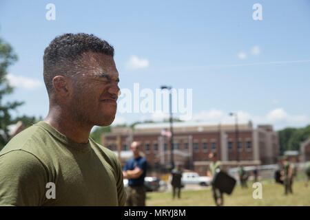 Un étudiant rattaché à l'Ambassade du Marine Corps est pulvérisé avec groupe de sécurité d'oléorésine au cours de formation du Corps des marines d'OC sur la base de Quantico, en Virginie, le 7 juillet 2017. Les étudiants sont aspergés d'OC dans le cadre de leur formation pour devenir des agents de sécurité. (U.S. Marine Corps photo par Lance Cpl. Yasmin D. Perez) Banque D'Images