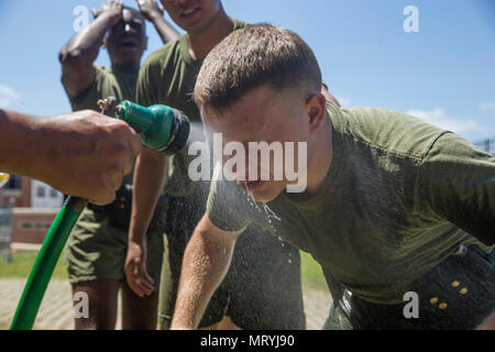 Attaché à un élève du groupe de sécurité de l'Ambassade du Marine Corps est pulvérisé avec de l'eau à la station de lavage au cours d'oléorésine de formation sur Base du Corps des Marines à Quantico, en Virginie, le 7 juillet 2017. Les étudiants sont aspergés d'OC dans le cadre de leur formation pour devenir des agents de sécurité. (U.S. Marine Corps photo par Lance Cpl. Yasmin D. Perez) Banque D'Images