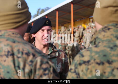 Un membre de la marine sud-africaine's Maritime flotte de réaction (MME) parle de camaraderie et construit avec des Marines des États-Unis pendant une pause en cours de formation dans le cadre de l'Accord Commun 17 (SA17) au combat de l'armée d'Afrique du Sud, Centre de formation Lohatla, Afrique du Sud, le 17 juillet 2017. Dans les prochains jours, les membres du MRS et des Marines américains se forment des unités intégrées, établir l'interopérabilité comme ils apprennent chaque autres des techniques, tactiques et procédures. SA17 est une initiative conjointe d'exercice de formation sur le terrain avec nos partenaires sud-africains l'accent sur les opérations de maintien de la paix destinées à des participants à l'exercice" Banque D'Images