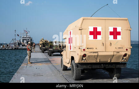 POHANG, République de Corée (15 avril 2017) - Les soldats attachés à l'équipement de charge de l'entreprise de transport 331e sur l'armée au cours de l'opération Quai Trident Exercice Pacific Reach (2017 OPRex17). OPRex17 est un événement de formation bilatérale conçu pour garantir l'état de préparation et de soutenir la République de Corée et les États-Unis En exerçant l'Alliance d'un domaine Distribution Center (ADC), un point d'alimentation en air Terminal (ATSP), combiné au cours de logistique commune-la-Rive (CJLOTS), et l'utilisation du rail, voies navigables intérieures, côtières et les opérations de levage pour valider le concept opérationnel atteindre. Banque D'Images