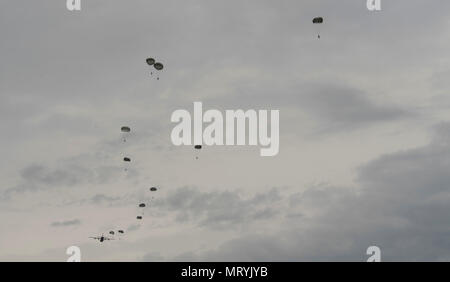 Plusieurs pays de l'OTAN de parachutistes sauter d'un U.S. Air Force C-130J Super Hercules International pendant la semaine de saut, le 11 juillet 2017. Plus de 500 membres du service ont été abandonnés au cours des cinq jours de formation et les organisateurs ont été en mesure de fermer la semaine sans blessures majeures. (U.S. Photo de l'Armée de l'air par la Haute Airman Tryphena Mayhugh) Banque D'Images