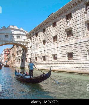 Une télécabine passe sous le Pont des Soupirs à Venise, Italie Banque D'Images