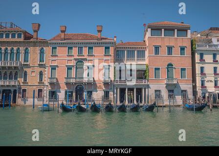 Gondoles alignées le long du Grand Canal à Venise, Italie Banque D'Images