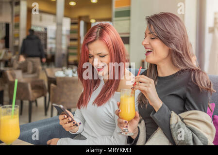 Portrait de deux jeunes belles filles profiter ensemble. Deux jeunes amies s'amuser dans un restaurant de rire, parler et le commérage. Banque D'Images