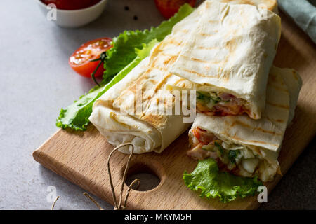 Shaurma shaurma, doner, viande avec légumes dans un pain gâteau. Banque D'Images