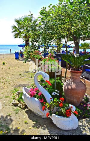 Jolie scène à un restaurant en bord de mer // café dans le village balnéaire de Katelios, maison de vacances île de Céphalonie ou Céphalonie. Banque D'Images