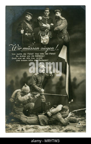 Carte postale historique allemand : studio de photographie noir et blanc. Le soldat tient la bannière. Tirer sur l'ennemi. la première guerre mondiale 1914-1918. Allemagne Banque D'Images