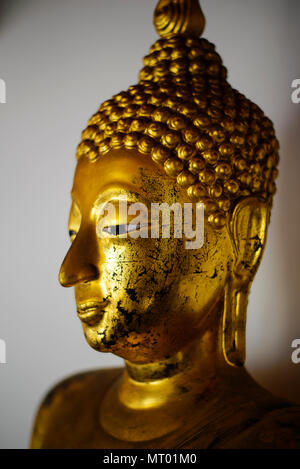 Un gros plan d'une belle statue de Bouddha en or dans le temple de Wat Pho à Bangkok, Thaïlande Banque D'Images