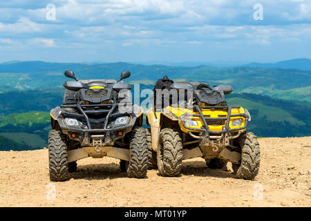 Deux ATV Quad en face de la montagne paysage Banque D'Images