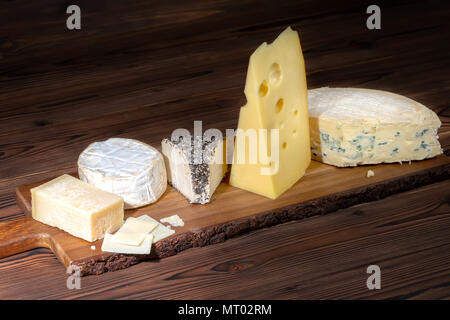 Divers types de fromages sur la table en bois, l'italien, le français, l'alimentation concept de produits laitiers Banque D'Images