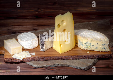 Divers types de fromages sur fond de bois Banque D'Images