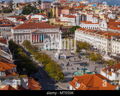 Lisbonne, Portugal - 16 mars 2018 : les touristes visitant la place Rossio célébrant les premiers jours du printemps dans une journée Banque D'Images