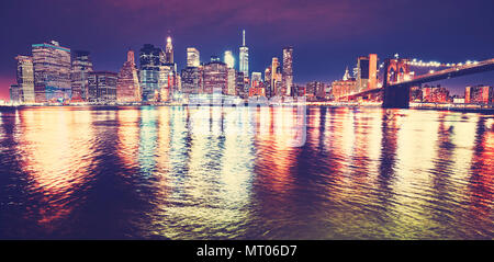 Vue grand angle de Manhattan skyline reflétée dans l'East River dans la nuit, aux tons de couleur photo, New York City, USA. Banque D'Images