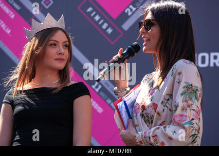 Alice Rachele Arlanch, Miss Italie 2017, présente le trophée de Tournée italienne en 2018. Banque D'Images