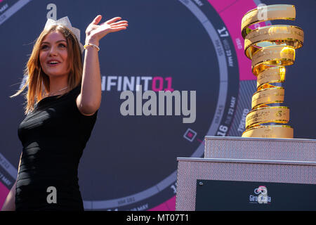 Alice Rachele Arlanch, Miss Italie 2017, présente le trophée de Tournée italienne en 2018. Banque D'Images