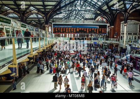 La gare de Liverpool Street, London - les navetteurs à Liverpool Street Station, l'une des stations les plus fréquentées de Londres. Il a ouvert ses portes en 1874. Banque D'Images