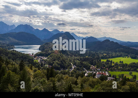 Le célèbre lac Alpsee et Swan près de château de Neuschwanstein en Bavière, Allemagne Banque D'Images