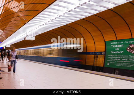 Les gens qui attendent le train à la station de métro de Munich Banque D'Images