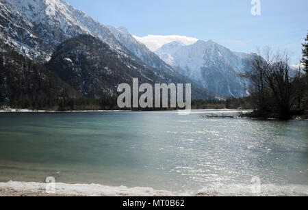 Magnifique petit lac alpin appelé Predil Lake dans le Nord de l'Italie près de la ville de Tarvisio avec exposition longue thecnique Banque D'Images