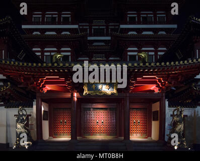 Le Buddha Tooth Relic Temple de Chine Singapour, ville de nuit. Banque D'Images