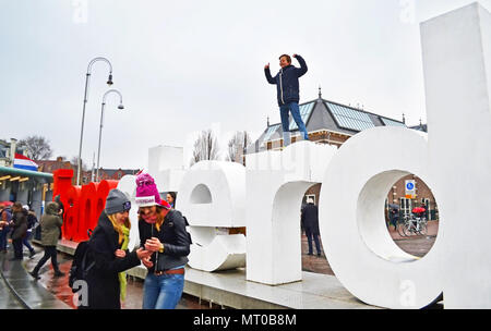 Les touristes posant devant le slogan I Amsterdam Holland Banque D'Images