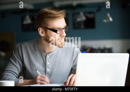 L'homme réfléchi de la pensée nouvelle idée notes in cafe Banque D'Images