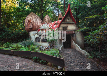 Kaatsheuvel, Pays-Bas, 19 août 2017 : Le village gnome avec les champignonnières dans la forêt féerique dans le parc à thème Efteling à la Nethe Banque D'Images