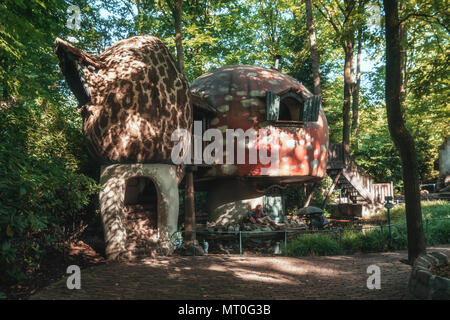 Kaatsheuvel, Pays-Bas, 19 août 2017 : Le village gnome avec les champignonnières dans la forêt féerique dans le parc à thème Efteling à la Nethe Banque D'Images