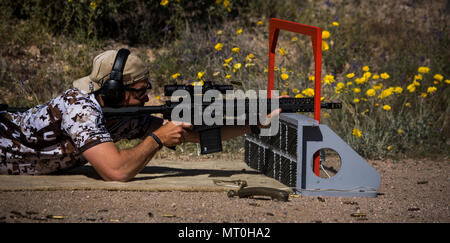 Le sergent du Corps des Marines des États-Unis. Martin Lucero, un concurrent de l'instructeur assigné à l'action du Corps des Marines, l'équipe de tir s'engage steel objectifs au cours de la Superstition Mountain Mystery 3 Concours des armes à Mesa, Arizona), le vendredi 24 mars 2017. 3-Gun est une discipline où les concurrents l'engagement de cibles dans des scénarios à l'aide unique, d'un fusil, et de pistolets ou une combinaison des trois. Le Corps des marines de l'équipe de tir d'action, basée à Base du Corps des Marines de Quantico, en Virginie, font concurrence à des compétitions partout aux États-Unis et à l'étranger. (U.S. Marine Corps photo prise par Lance Cpl. Christian cachola) Banque D'Images