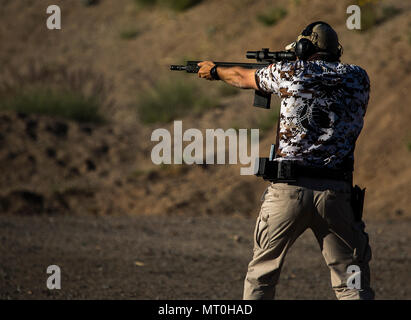 Le sergent du Corps des Marines des États-Unis. Martin Lucero, un concurrent de l'instructeur assigné à l'action du Corps des Marines, l'équipe de tir s'engage objectifs au cours de la Superstition Mountain Mystery 3-Gun compétition à Mesa (Arizona), le vendredi 24 mars 2017. 3-Gun est une discipline où les concurrents l'engagement de cibles dans des scénarios à l'aide unique, d'un fusil, et de pistolets ou une combinaison des trois. Le Corps des marines de l'équipe de tir d'action, basée à Base du Corps des Marines de Quantico, en Virginie, font concurrence à des compétitions partout aux États-Unis et à l'étranger. (U.S. Marine Corps photo prise par Lance Cpl. Christian cachola) Banque D'Images