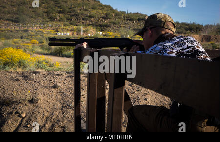 Le sergent du Corps des Marines des États-Unis. Stephen Ferguson, un concurrent de l'instructeur assigné à l'action du Corps des Marines, l'équipe de tir s'engage objectifs au cours de la Superstition Mountain Mystery 3-Gun compétition à Mesa (Arizona), le dimanche 26 mars, 2017. 3-Gun est une discipline où les concurrents l'engagement de cibles dans des scénarios à l'aide unique, d'un fusil, et de pistolets ou une combinaison des trois. Le Corps des marines de l'équipe de tir d'action, basée à Base du Corps des Marines de Quantico, en Virginie, font concurrence à des compétitions partout aux États-Unis et à l'étranger. (U.S. Marine Corps photo prise par Lance Cpl. Christian cachola) Banque D'Images